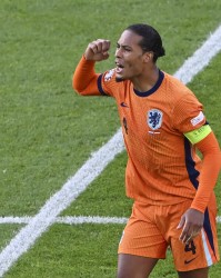 斯塔姆：范迪克就是未来后卫的模板；廷伯素质全面左中右都能胜任